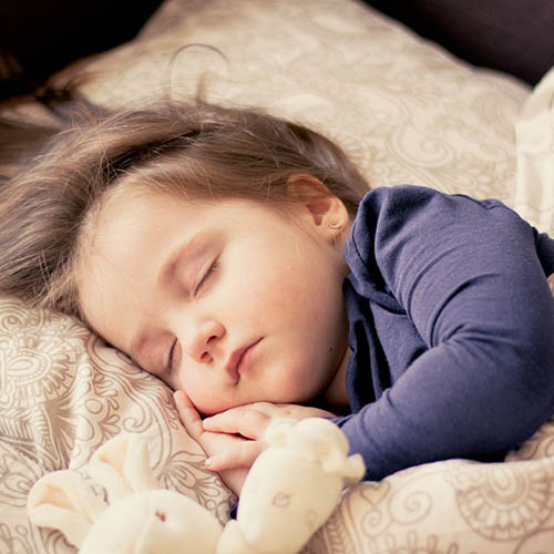  une maman avec son bébé pharmacie Rose-Lahouste